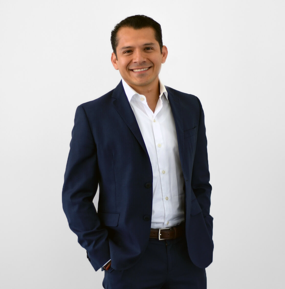 Persona sonriendo con traje azul y camisa blanca.