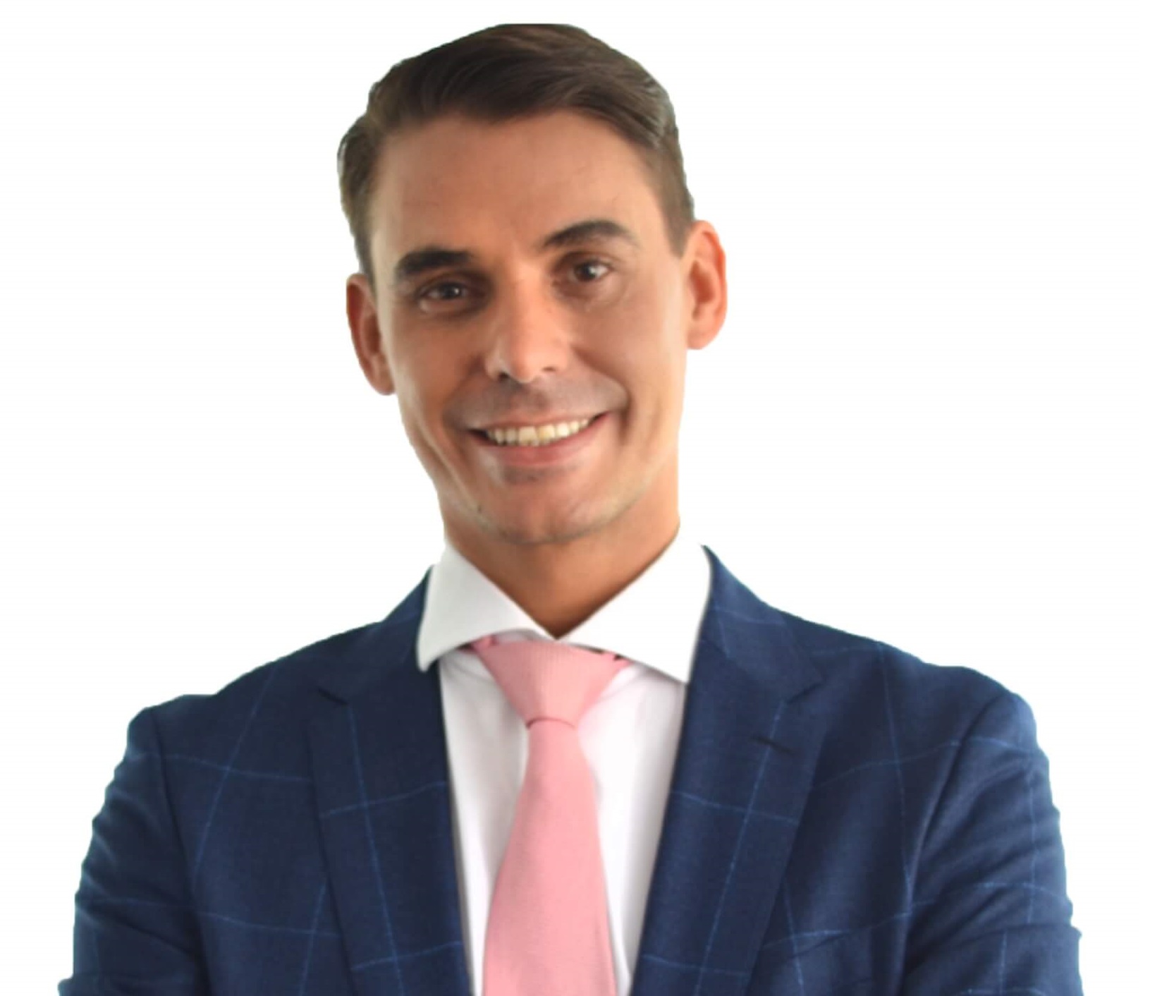 Persona sonriendo con traje azul y corbata rosa sobre fondo blanco.