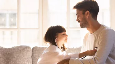 padre e hija jugando