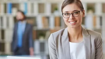 Persona sonriendo en una oficina