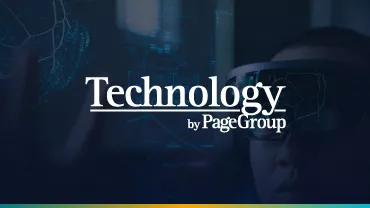 Persona usando gafas de realidad aumentada con texto 'Technology by PageGroup'.