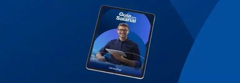 Monitor mostrando datos bursátiles y gráficos, representando análisis financiero.