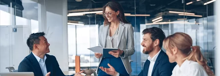 Reunión corporativa en oficina moderna con equipo de trabajo y dispositivos digitales