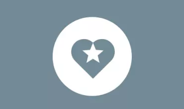 Icono de corazón con estrella en el centro, fondo gris.
