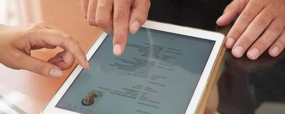 Persona señalando información en una tableta