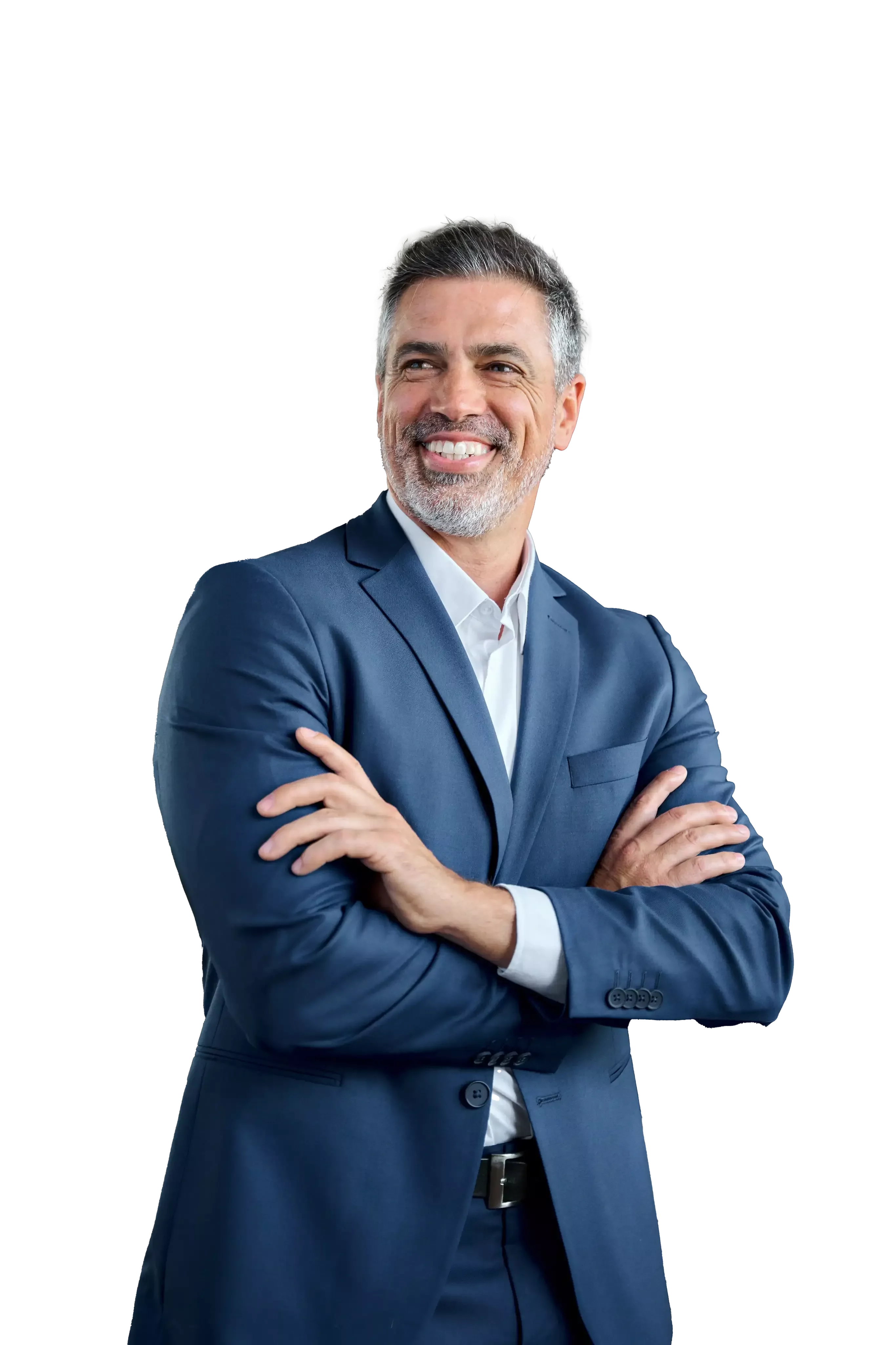  Persona con traje formal azul y camisa blanca, de pie con los brazos cruzados sobre fondo blanco, proyectando una imagen profesional y ejecutiva.