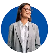 Profesional de Michael Page con atuendo formal en un entorno corporativo, vistiendo saco gris y camisa a rayas.