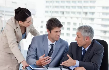 Grupo de personas discutiendo en una reunión de oficina.